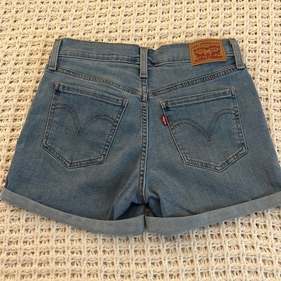 Levi’s denim mid length shorts size 26 - Picture 1 of 4